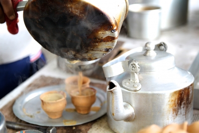 Pouring chai into kulhars